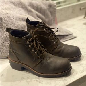 Red wing oil resistant black leather bootie.             Size 6.5 Steel Toe Boot